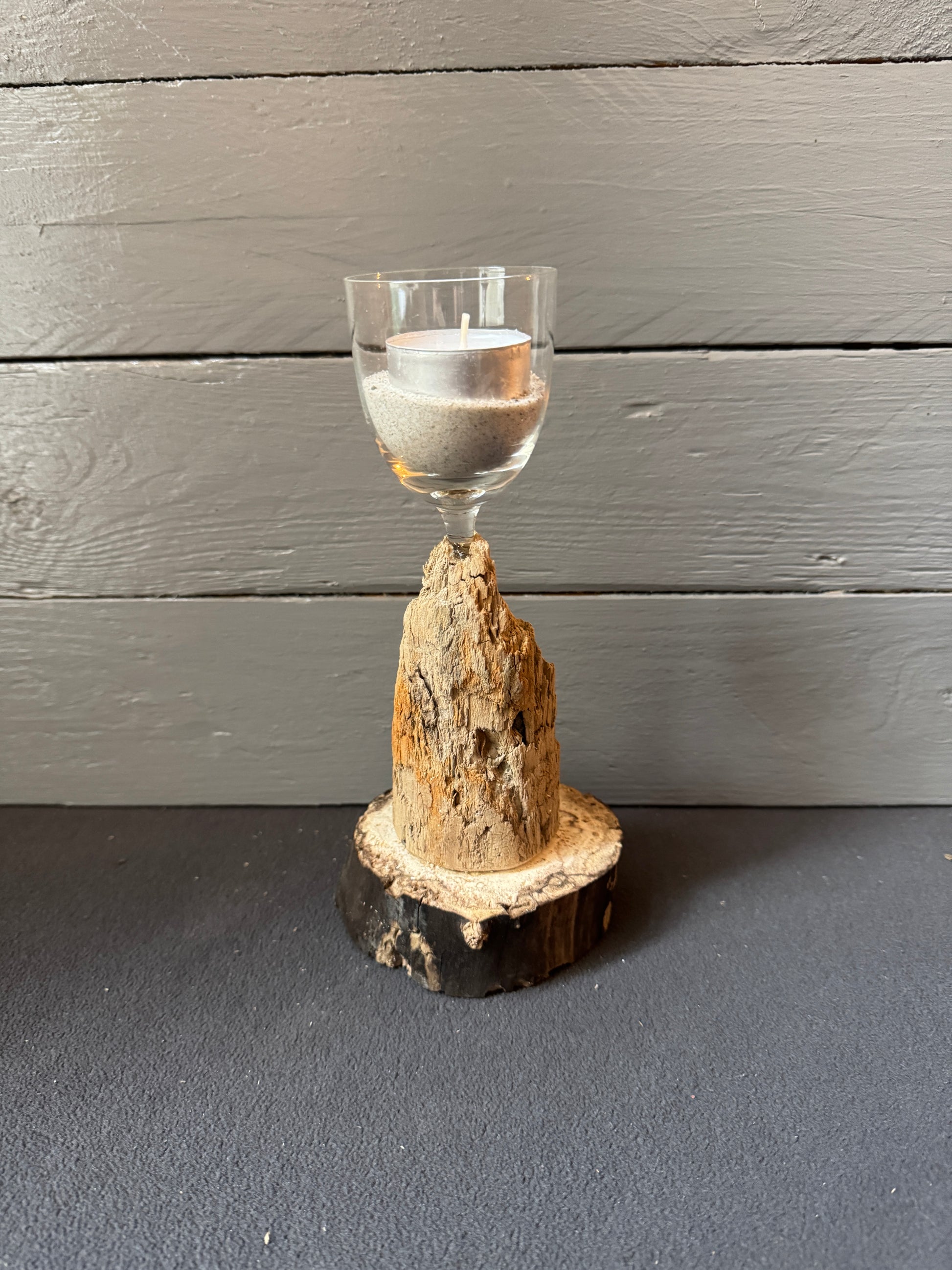 Kerzenhalter „Strandgold“ aus Treibholz mit Holzscheibenfuß