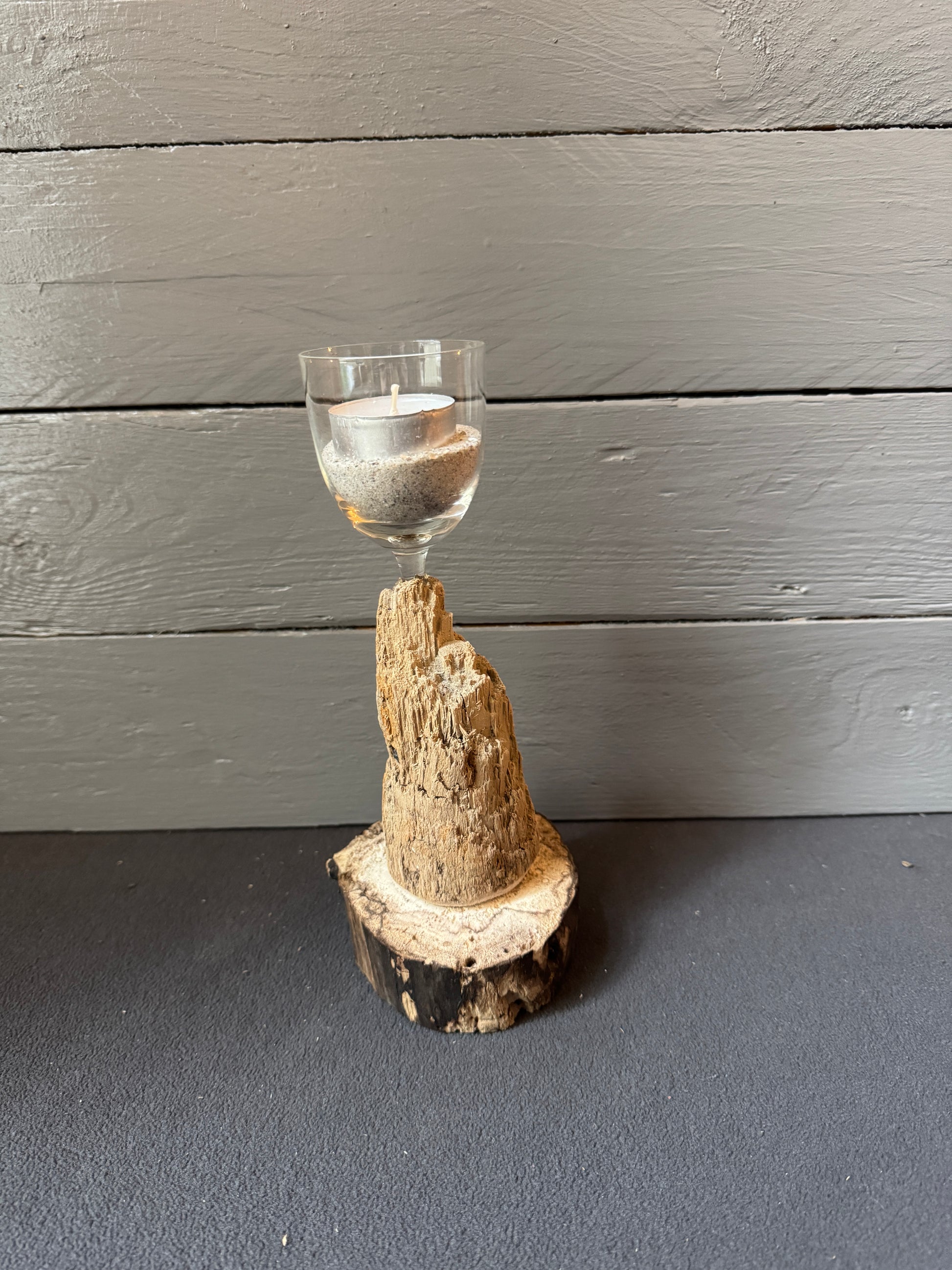 Maritimer Kerzenständer mit warmen Holztönen & Sand