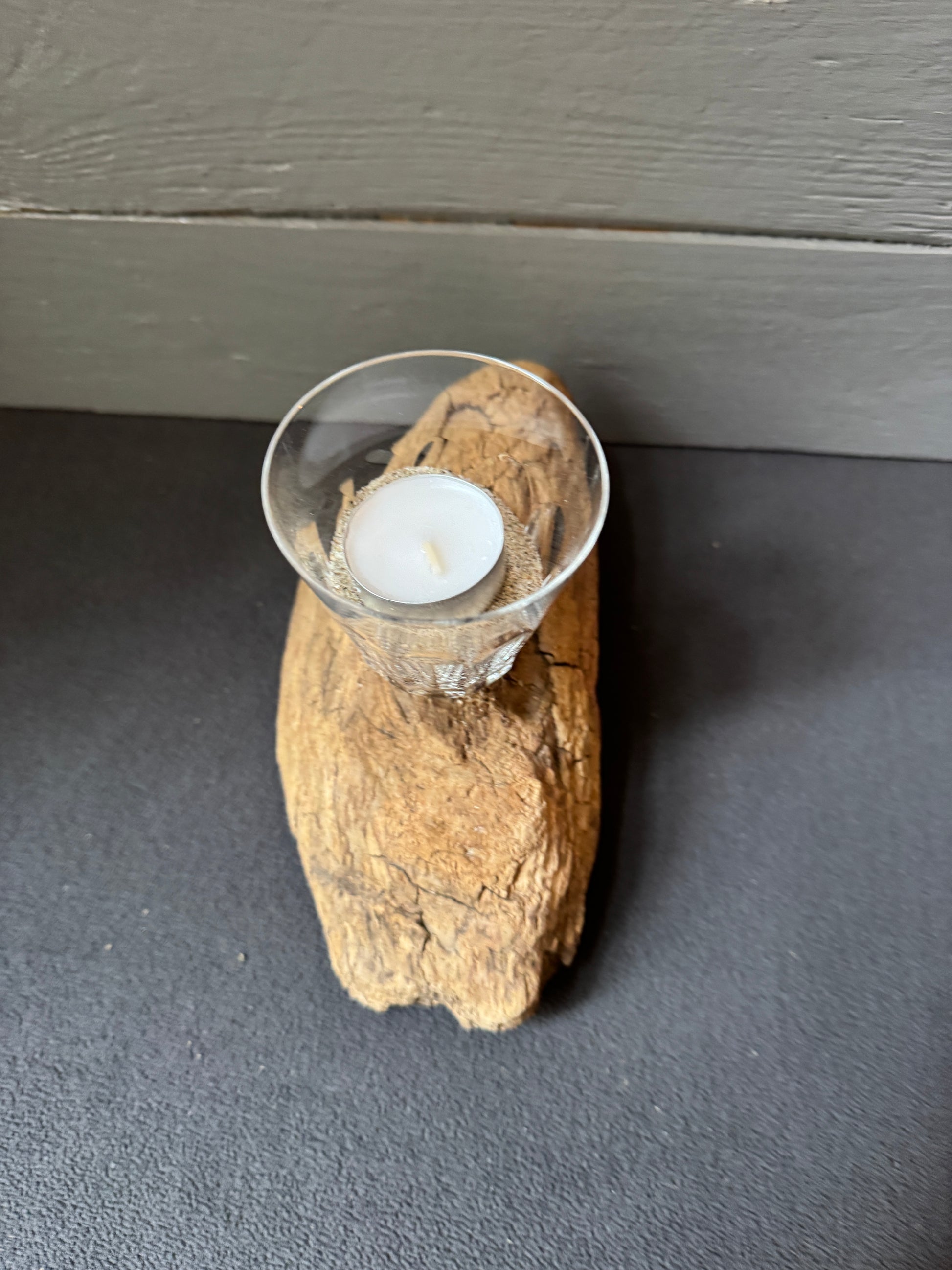 Handgemachte Deko aus Treibholz und Weinglas