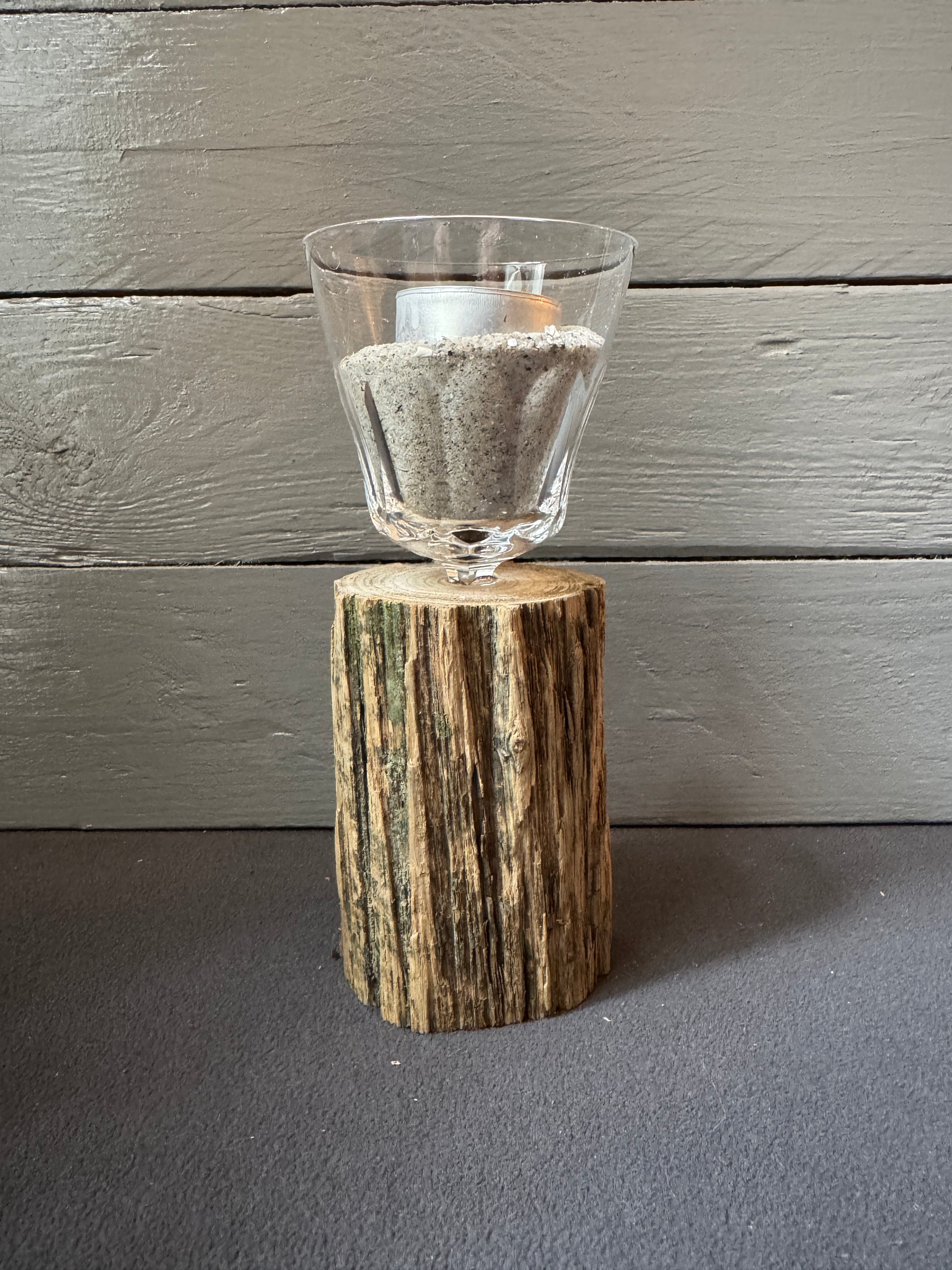 Natürliches Wohnaccessoire aus Holz und recyceltem Material