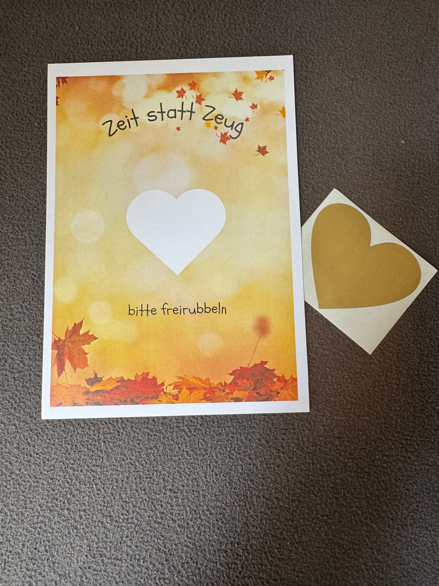 Rubbellos „Zeit statt Zeug“ DIN A5 mit goldenen Rubbelherz herbstlich