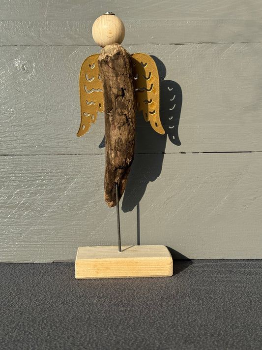 Engel Chamuel aus Treibholz als spirituelle Wohnraumdekoration
