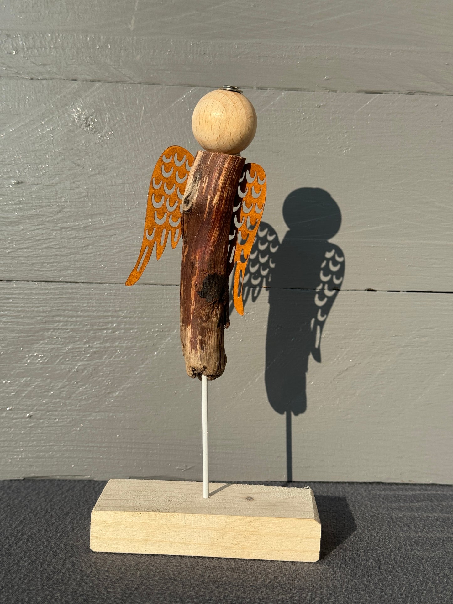 Engel Jophiel aus Treibholz als inspirierende Wohnraum- oder Atelierdekoration