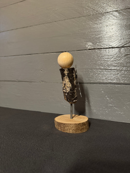 Detailansicht der silberfarbenen Metallflügel von Engel Malachiel