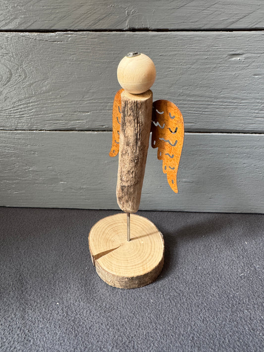 Detailansicht der rostfarbenen Metallflügel von Engel Muriel