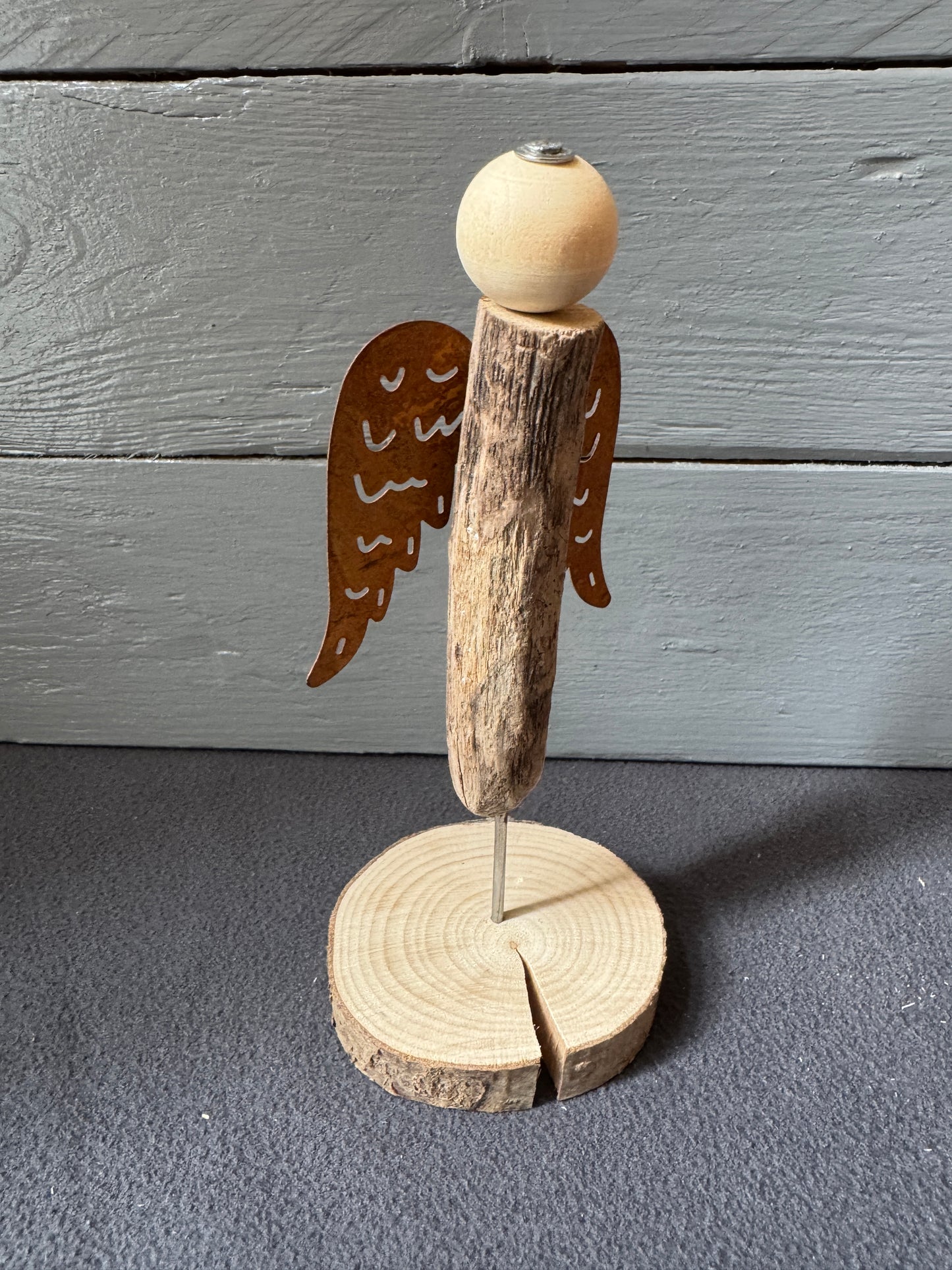 Engel Muriel aus Treibholz als spirituelle Wohnraumdekoration