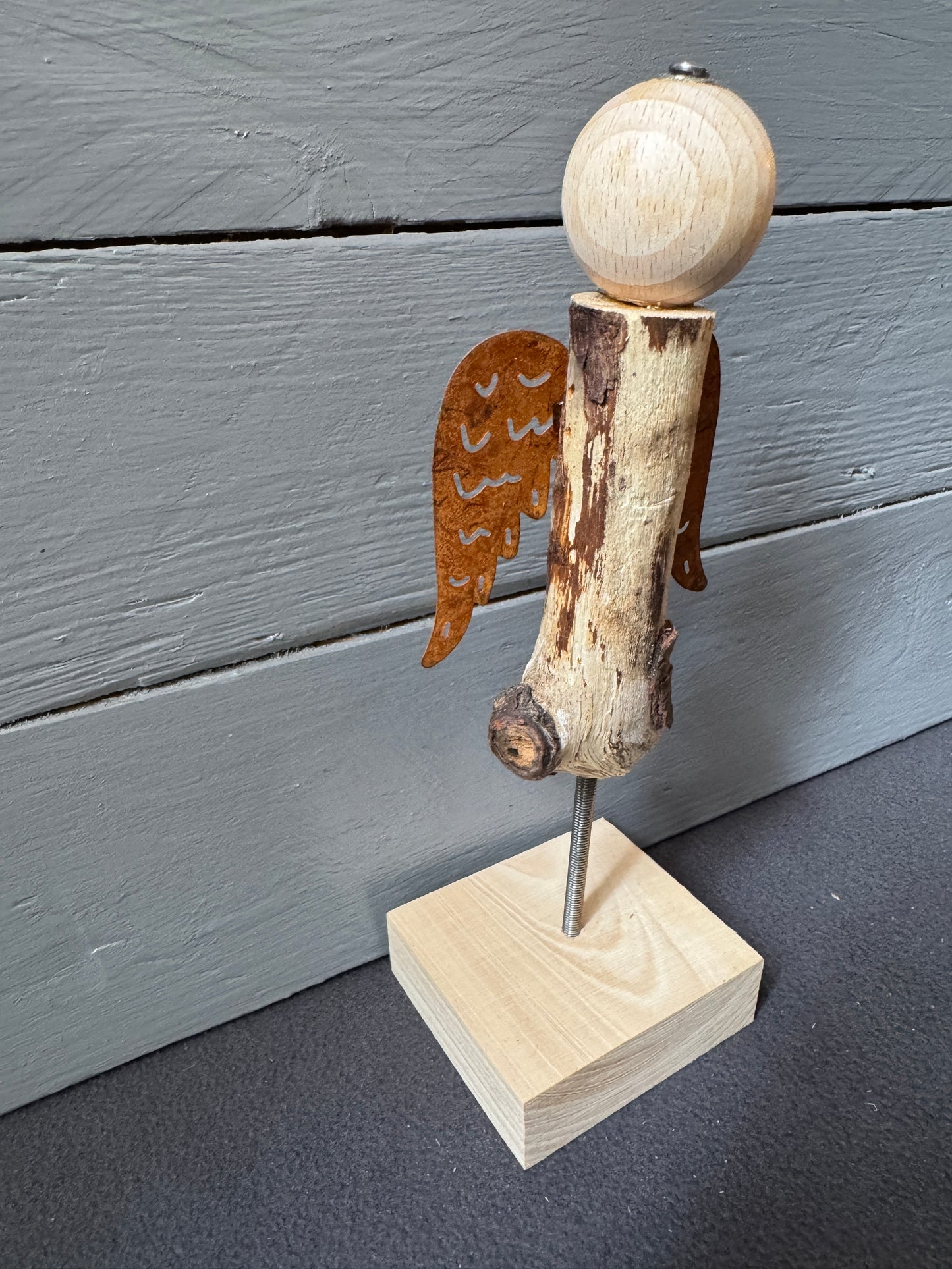 Engel Raziel aus Treibholz als spirituelle Wohnraumdekoration
