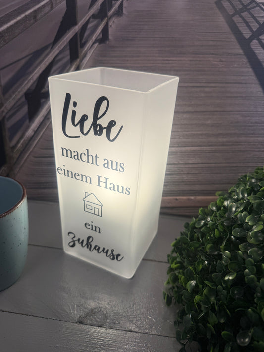 Personalisierbare Glaslampe Liebe macht ein Zuhause von der rechten Seite beleuchtet