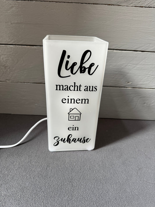 Glaslampe mit Spruch „Liebe macht aus einem Haus ein Zuhause“ als Hochzeitsgeschenk