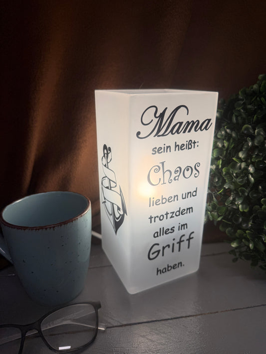 Beleuchtete Glaslampe Mama sein heißt mit humorvollem Mama-Spruch.