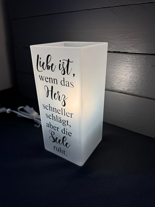 Leuchtende Glaslampe mit liebevollem Spruch und warmem LED-Licht für eine gemütliche Atmosphäre