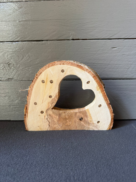 Nachhaltige Holzdeko Baumscheibe mit Herz und warmweißer LED-Lichterkette