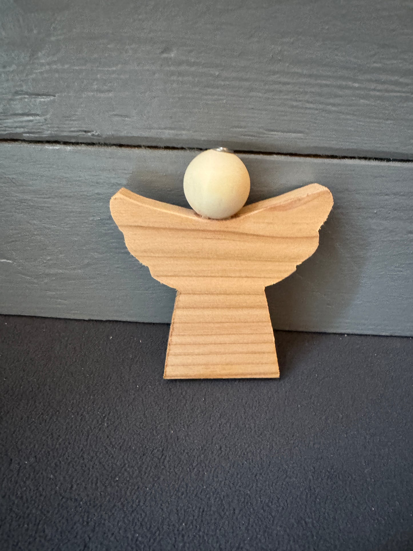 Holzengel aus Zedernholz als natürliche Dekoration und Geschenkidee.