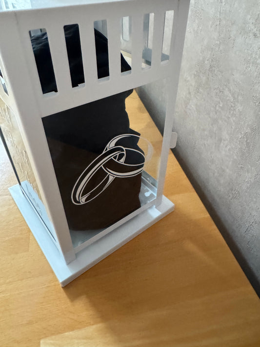 Detailaufnahme des Spruchs „Hand in Hand ein Leben lang“ auf Glaslaterne