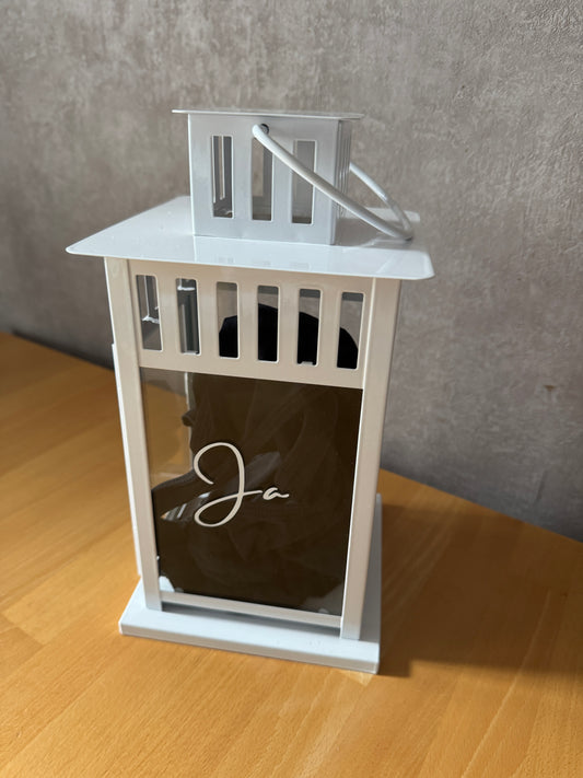 Detailaufnahme des Spruchs auf der Laterne mit Spruch „Zusammen ist mein Lieblingsort“ als personalisiertes Hochzeitsgeschenk