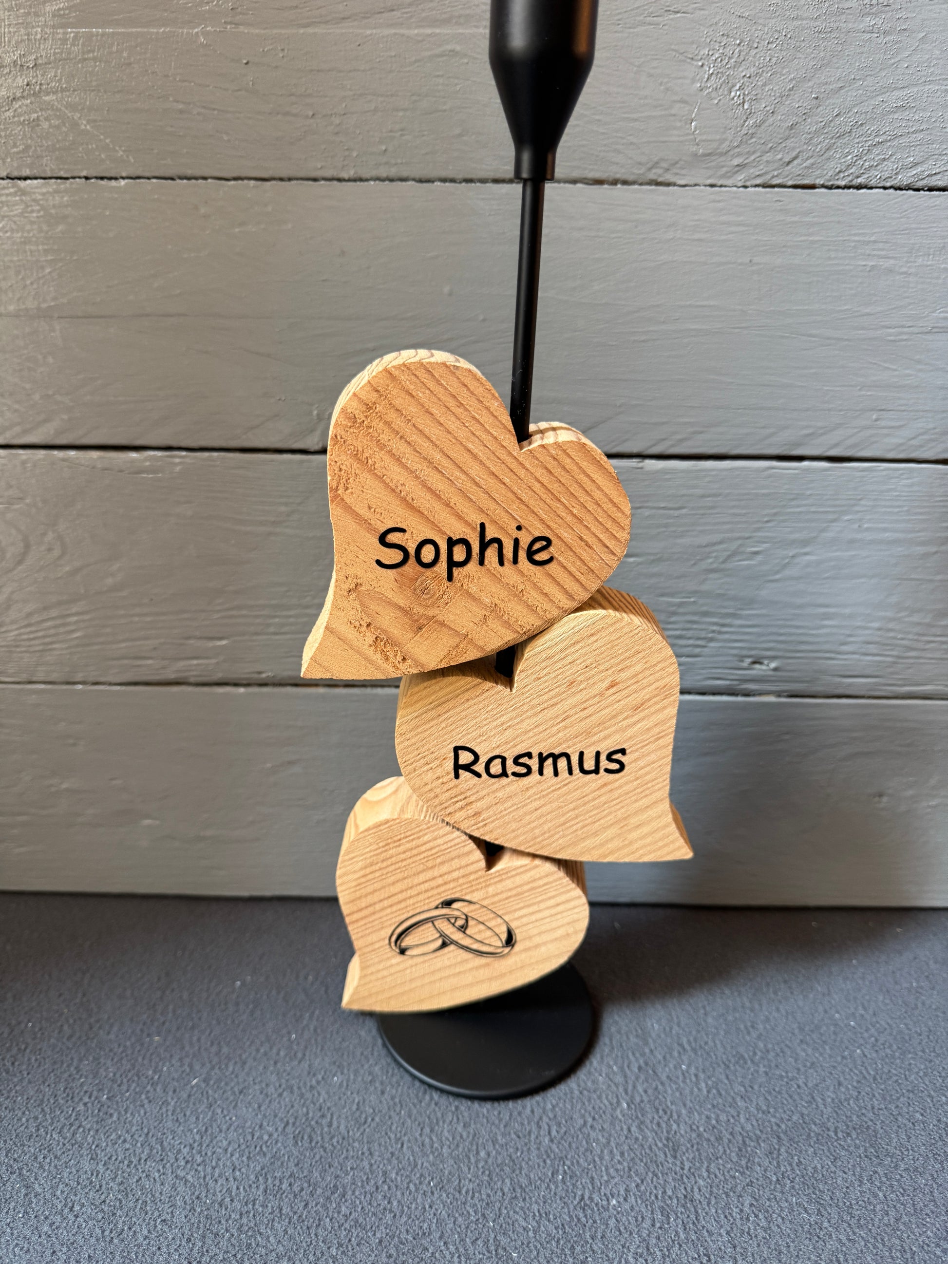 Personalisierter Kerzenständer für Hochzeit – Herzen aus Lärchenholz mit Namen und Datum