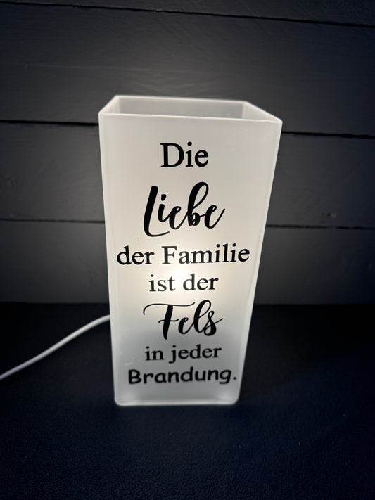 Personalisierbare Glaslampe für die Familie mit Spruch Fels in der Brandung.