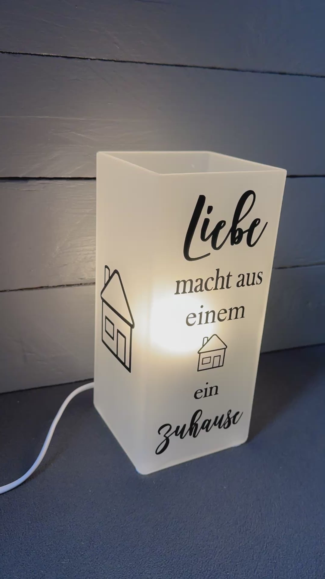 Video: Glaslampe „Haus wird durch Liebe zum Zuhause“ – Geschenk zur Hochzeit
