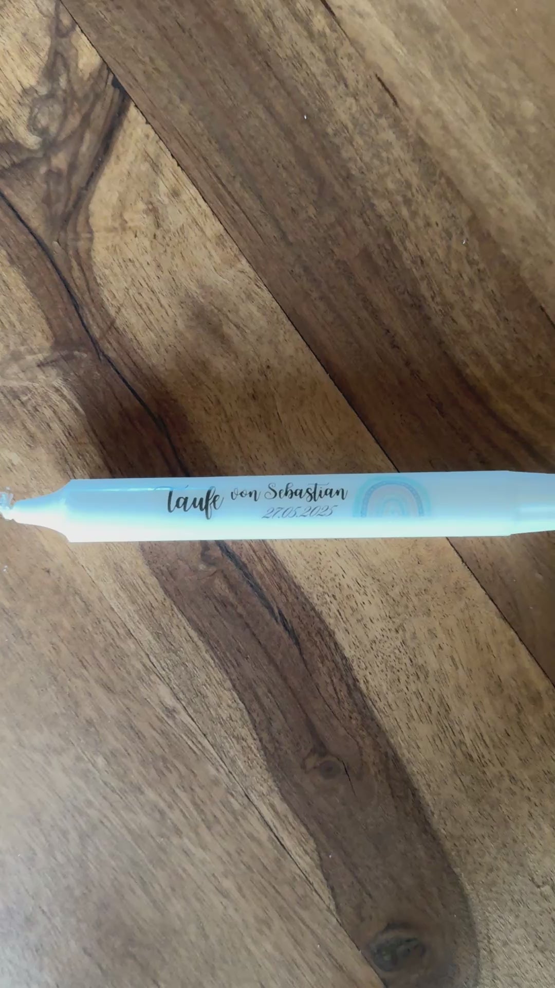 Detailansicht: Kerzentattoo mit Taufdatum und Kreuzsymbol