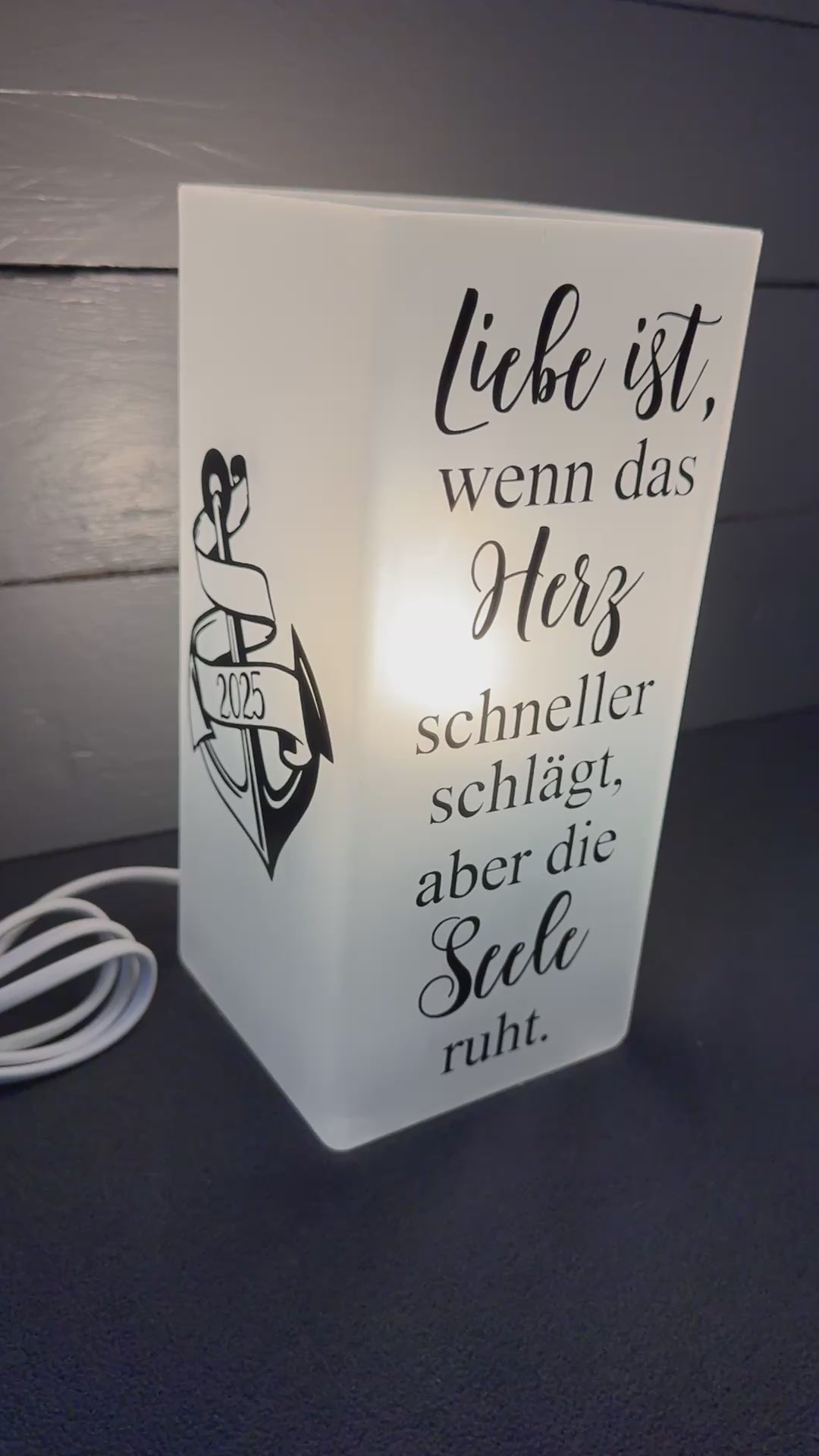 Die Glaslampe in einem romantischen Ambiente – sanftes Licht und inspirierender Spruch für jeden Raum