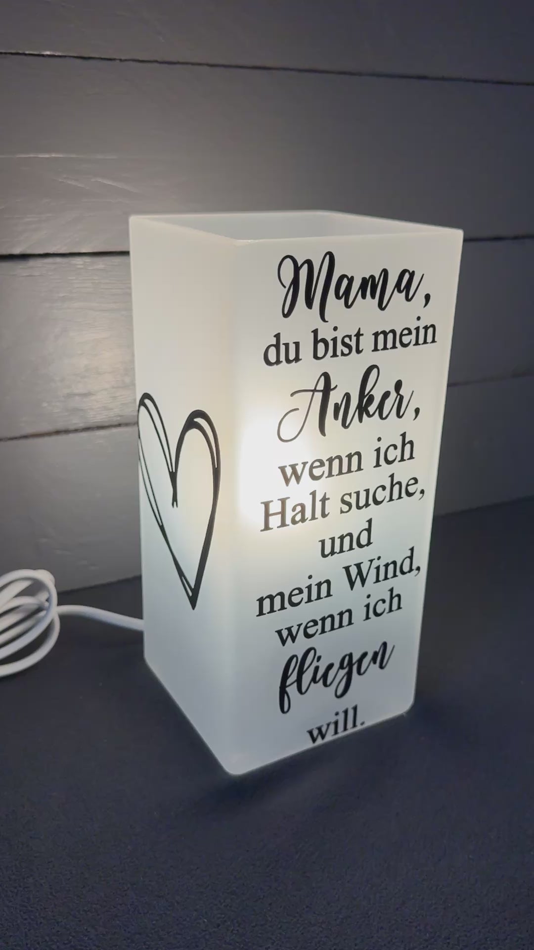 Video: Glaslampe mit Spruch für Mama – Inspiration für emotionale Geschenkideen