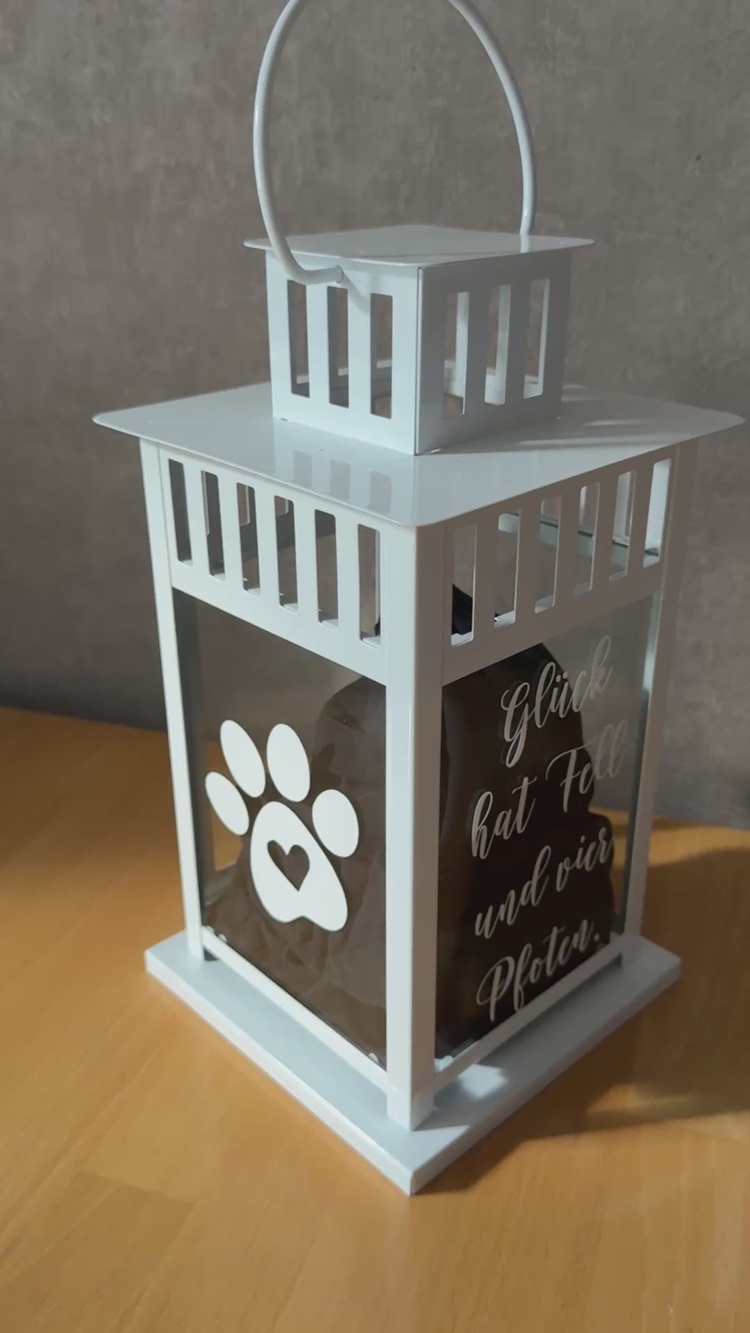 Personalisierte Tier-Laterne BORRBY mit Namen und Datum, handverziert mit Vinylfolie.