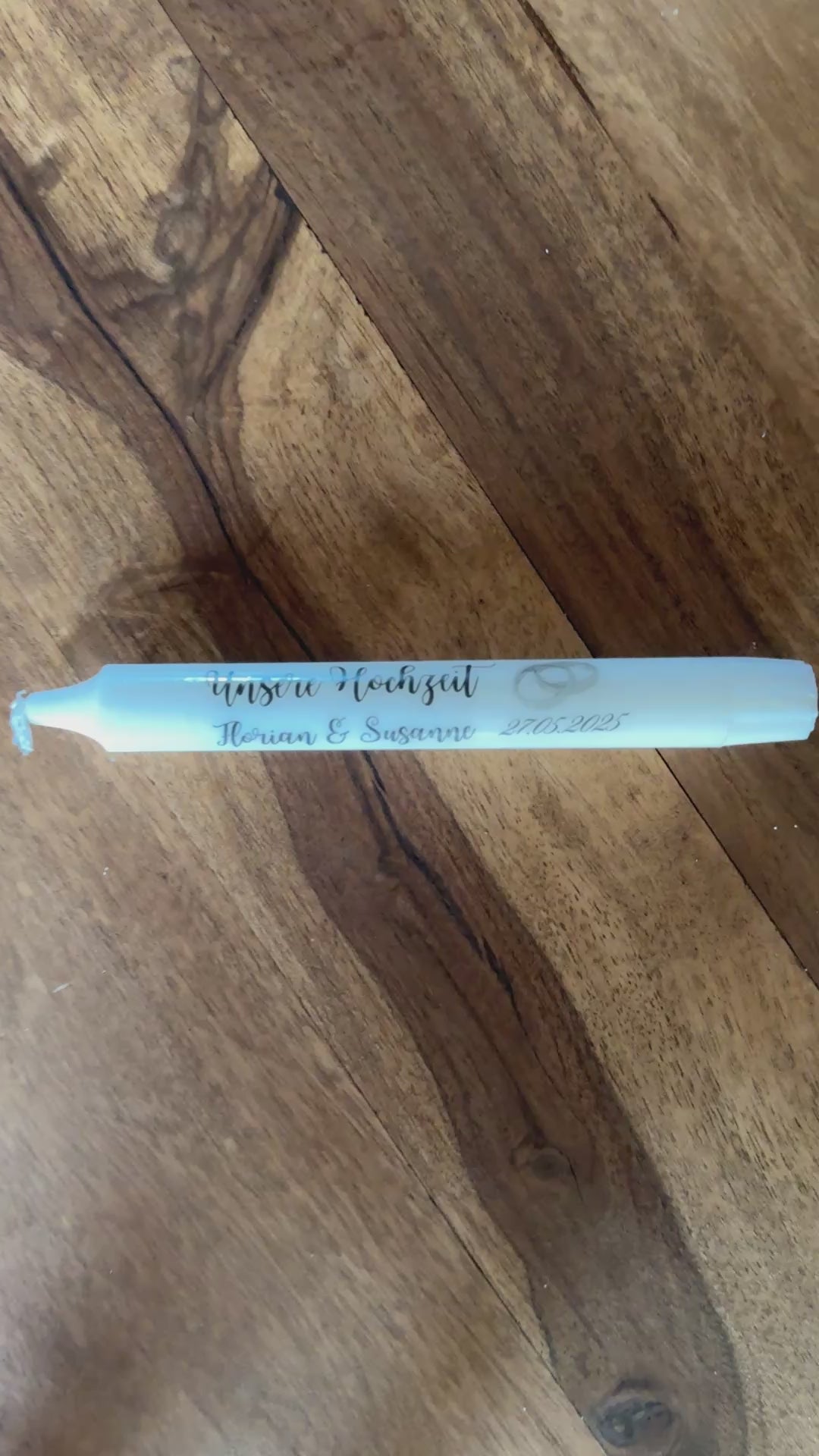 Nahaufnahme eines romantischen Kerzentattoos im Ring-Design