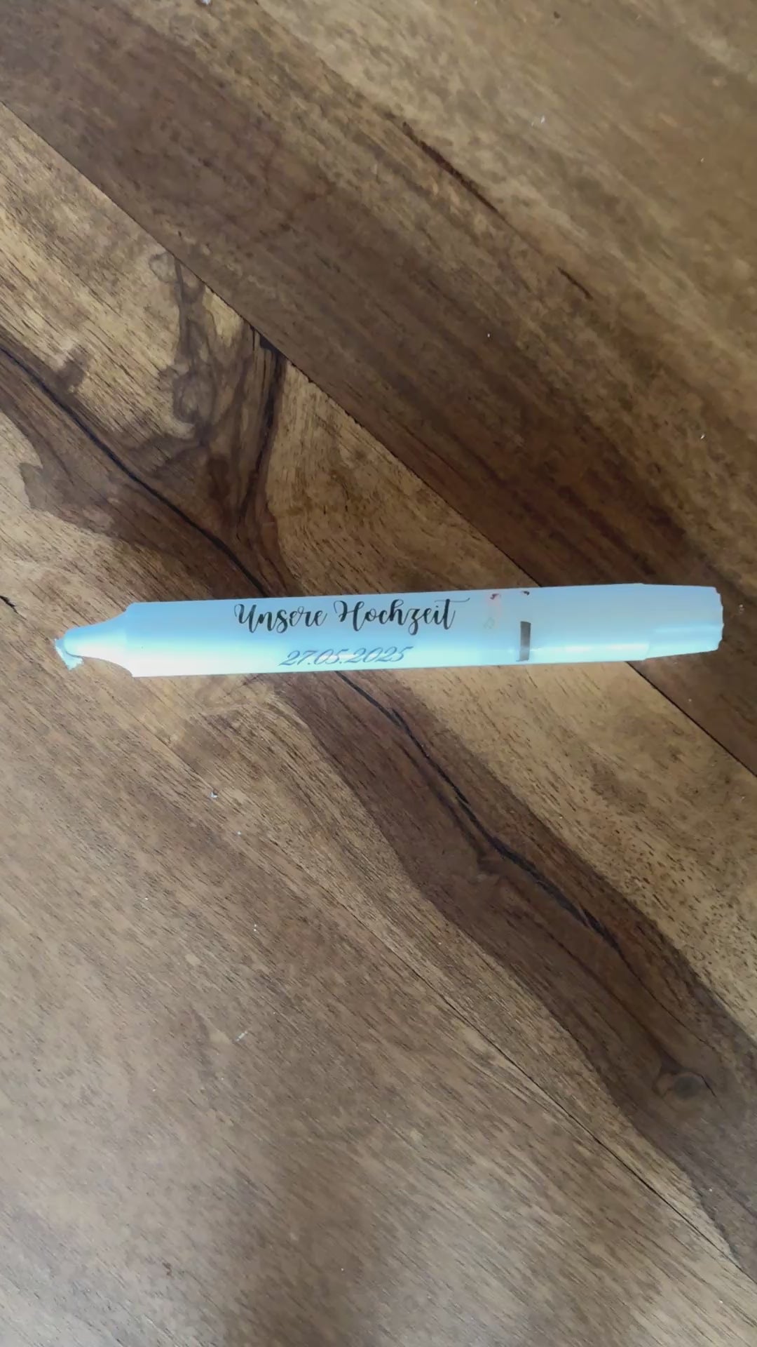 Nahaufnahme einer gestalteten Stabkerze mit Hochzeitsmotiv