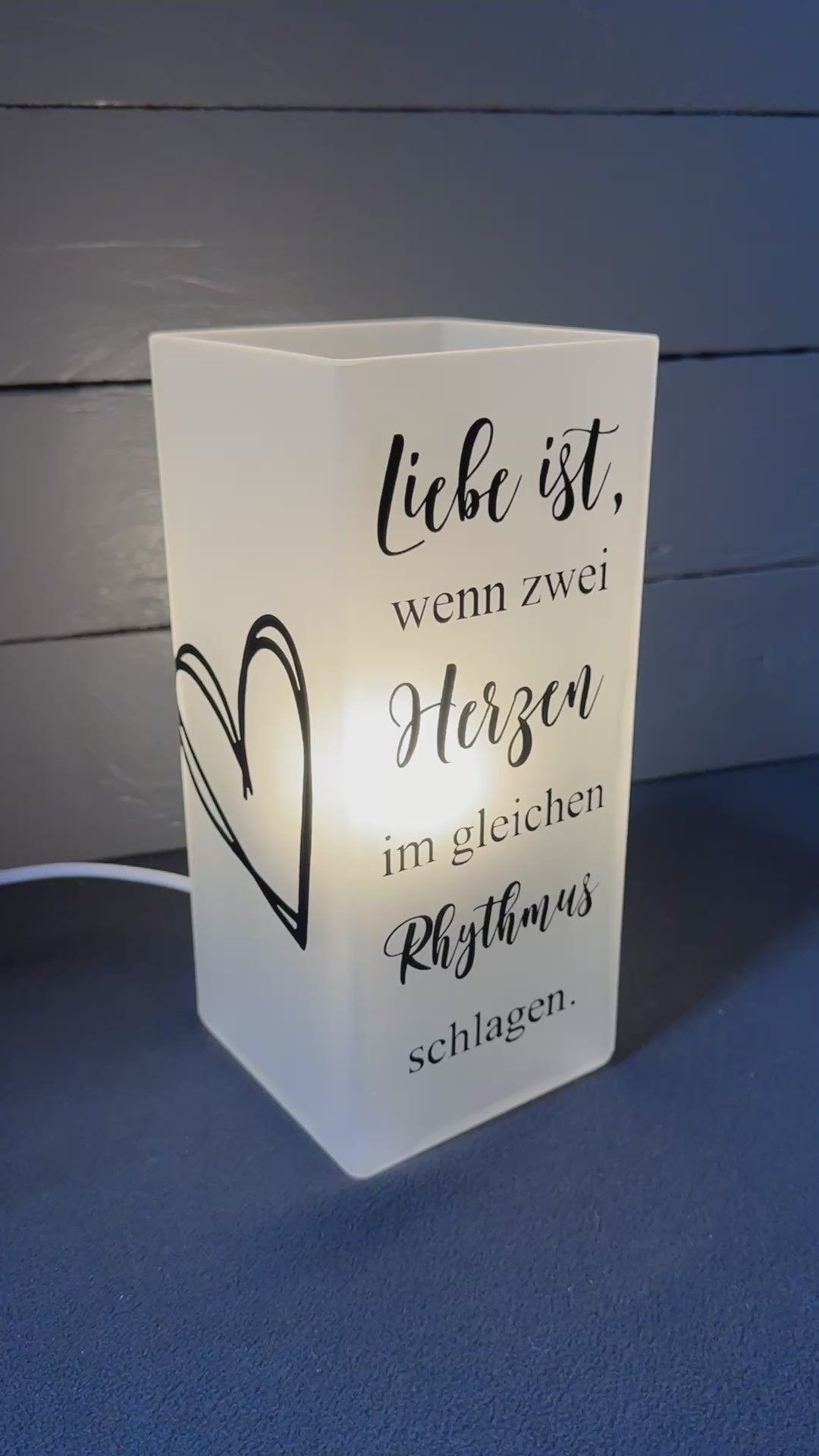 Video: Liebevolle Glaslampe mit Spruch über Herzverbundenheit