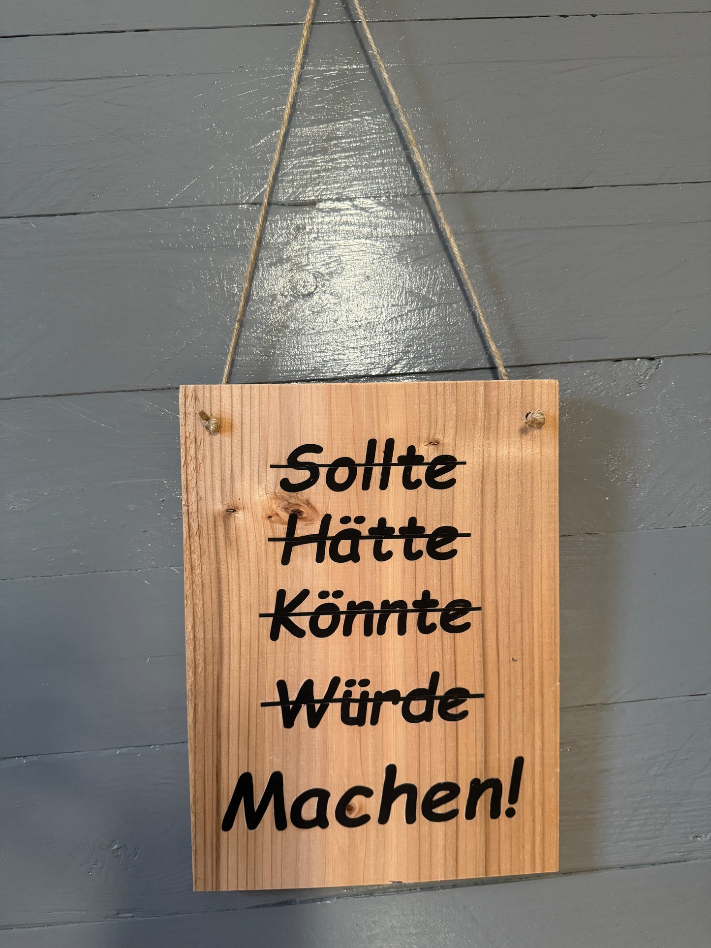 Holzschild mit Sisalaufhängung für Motivation im Homeoffice oder Büro