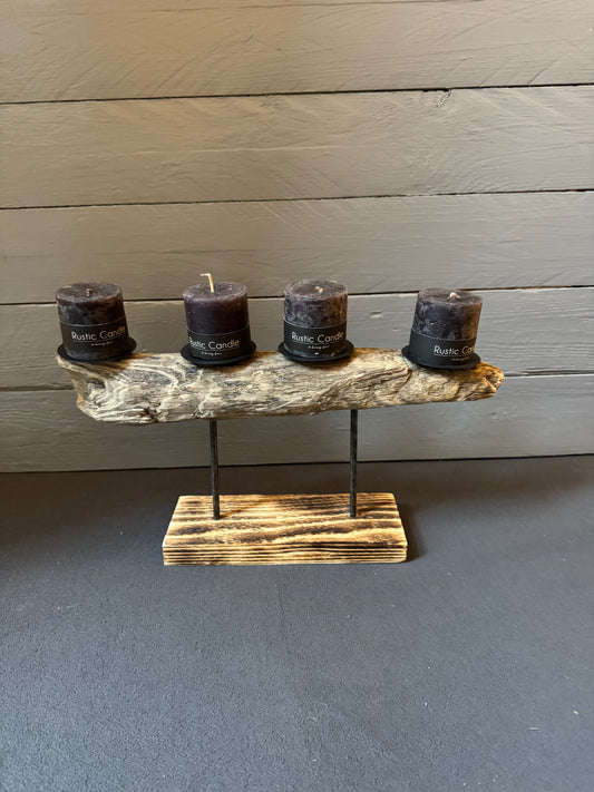 Handgefertigtes Treibholz-Adventsgesteck „Adventsfeuer Nordküste“ für vier Kerzen – Vorderansicht.