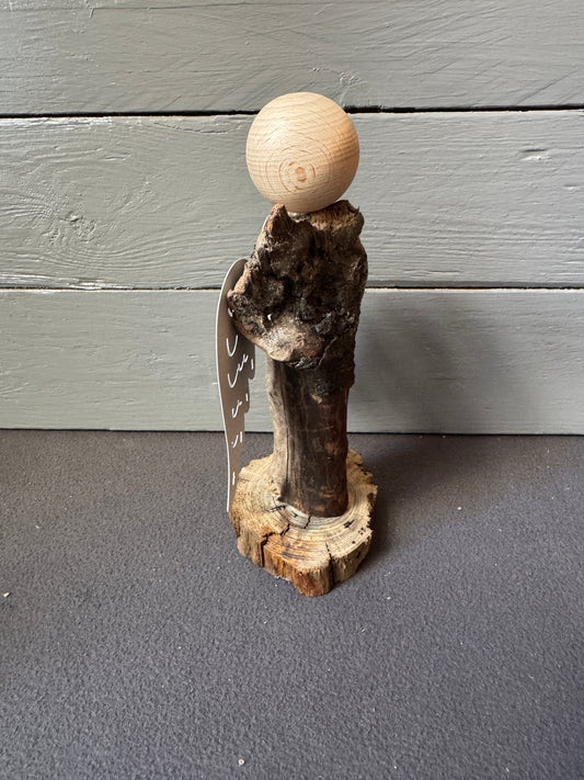 Detailansicht von Engel Uriel aus naturbelassenem Treibholz mit weißen Flügeln