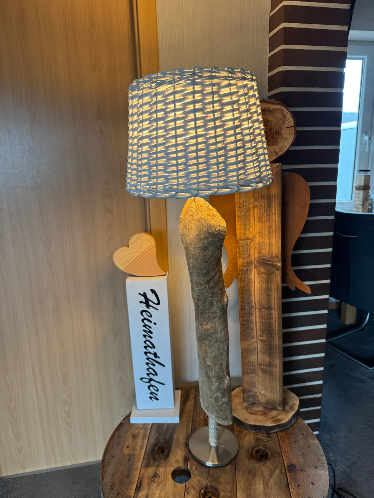Treibholz-Stehlampe aus Nordseeholz mit weißem Rattan-Lampenschirm