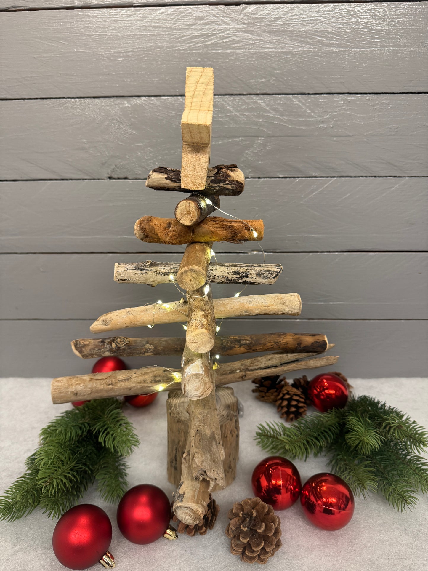 Seitliche Ansicht des 40 cm hohen Treibholz-Weihnachtsbaums aus echtem Nordsee-Treibholz.