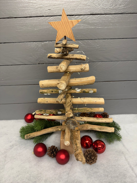 Rückseite des Treibholz Tannenbaum und der einzigartigen Treibholzstruktur des handgefertigten Weihnachtsbaums.