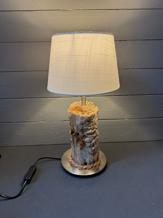 Rustikale Treibholzlampe mit E14-Fassung im maritimen Wohnstil