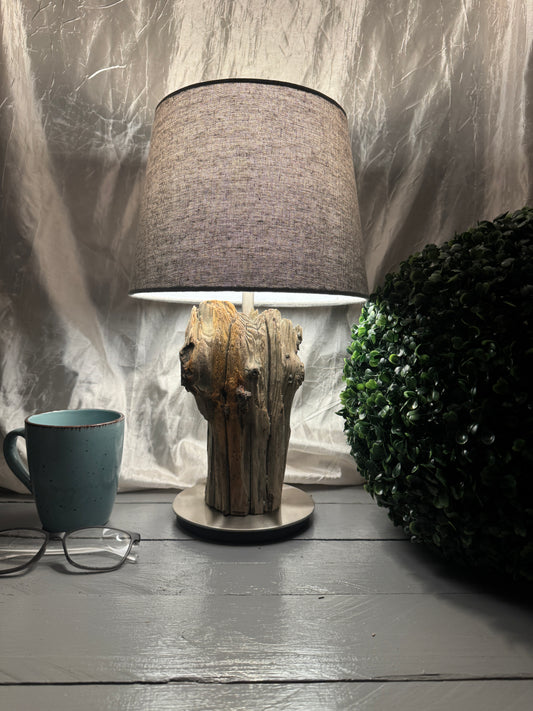 Treibholzlampe Nordseelicht Oldenswort mit rundem Lampenschirm 24 cm Hellgrau und warmem Licht