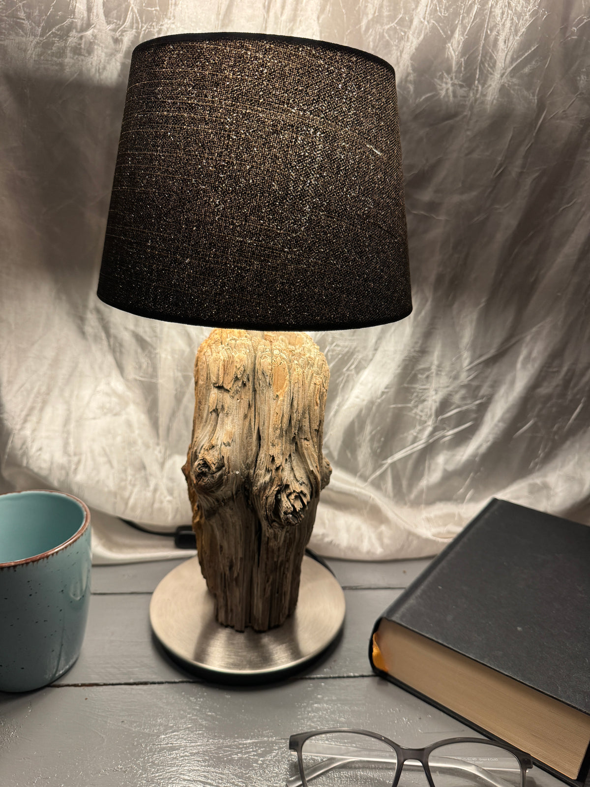 Seitenansicht der Treibholzlampe Nordseelicht Pellworm mit natürlicher Holzstruktur