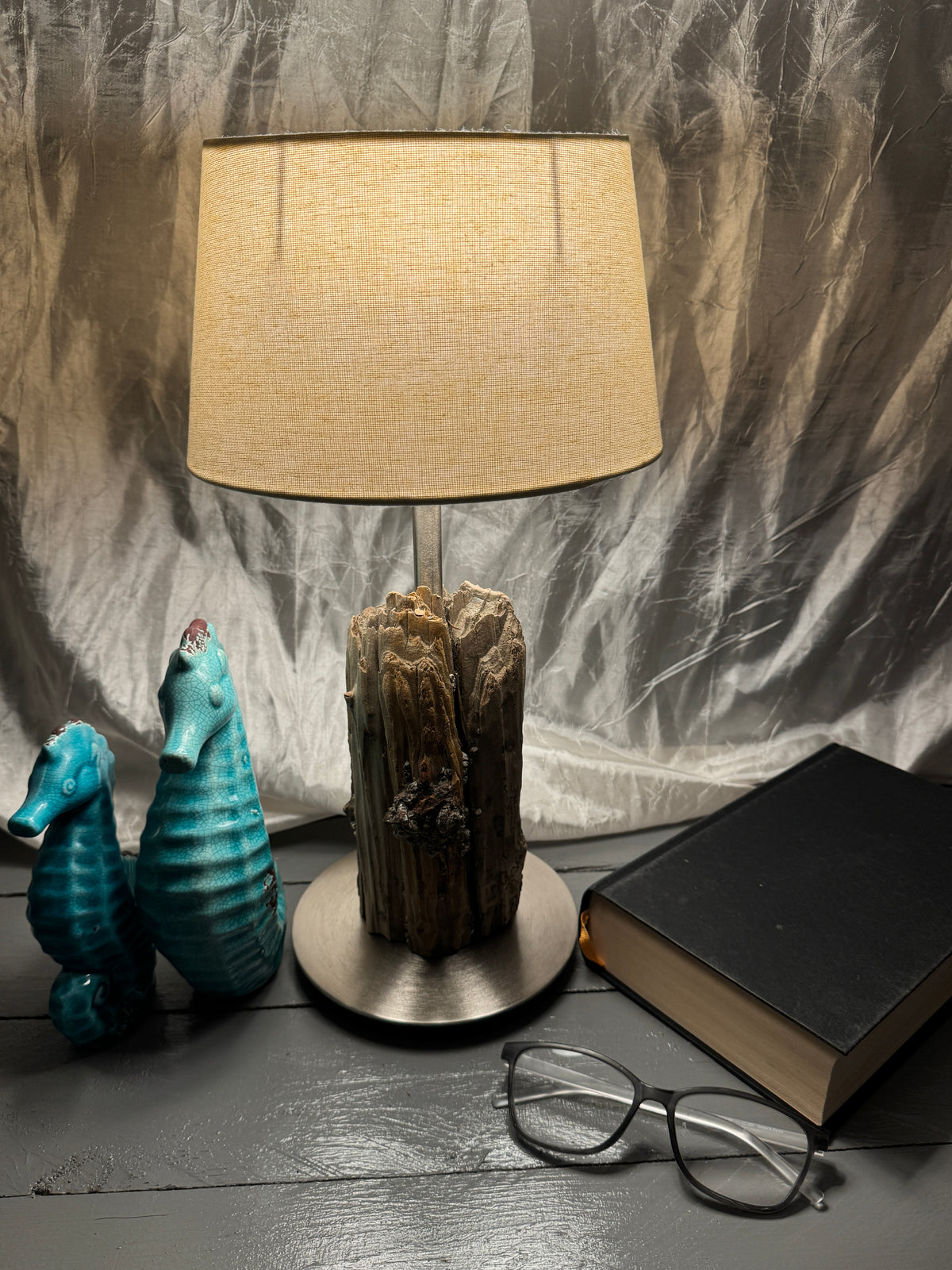 Treibholzlampe Nordseelicht Poppenbüll mit ovalem Lampenschirm Beige und warmem Licht