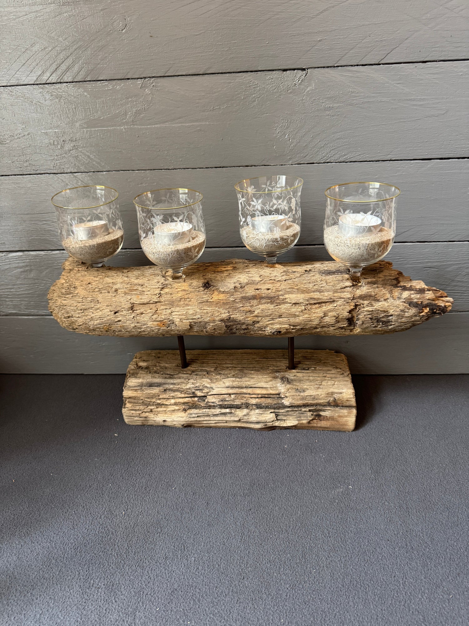 Handgefertigtes Adventsgesteck aus Treibholz – nachhaltige Weihnachtsdeko mit Kerzen & Glasakzenten.