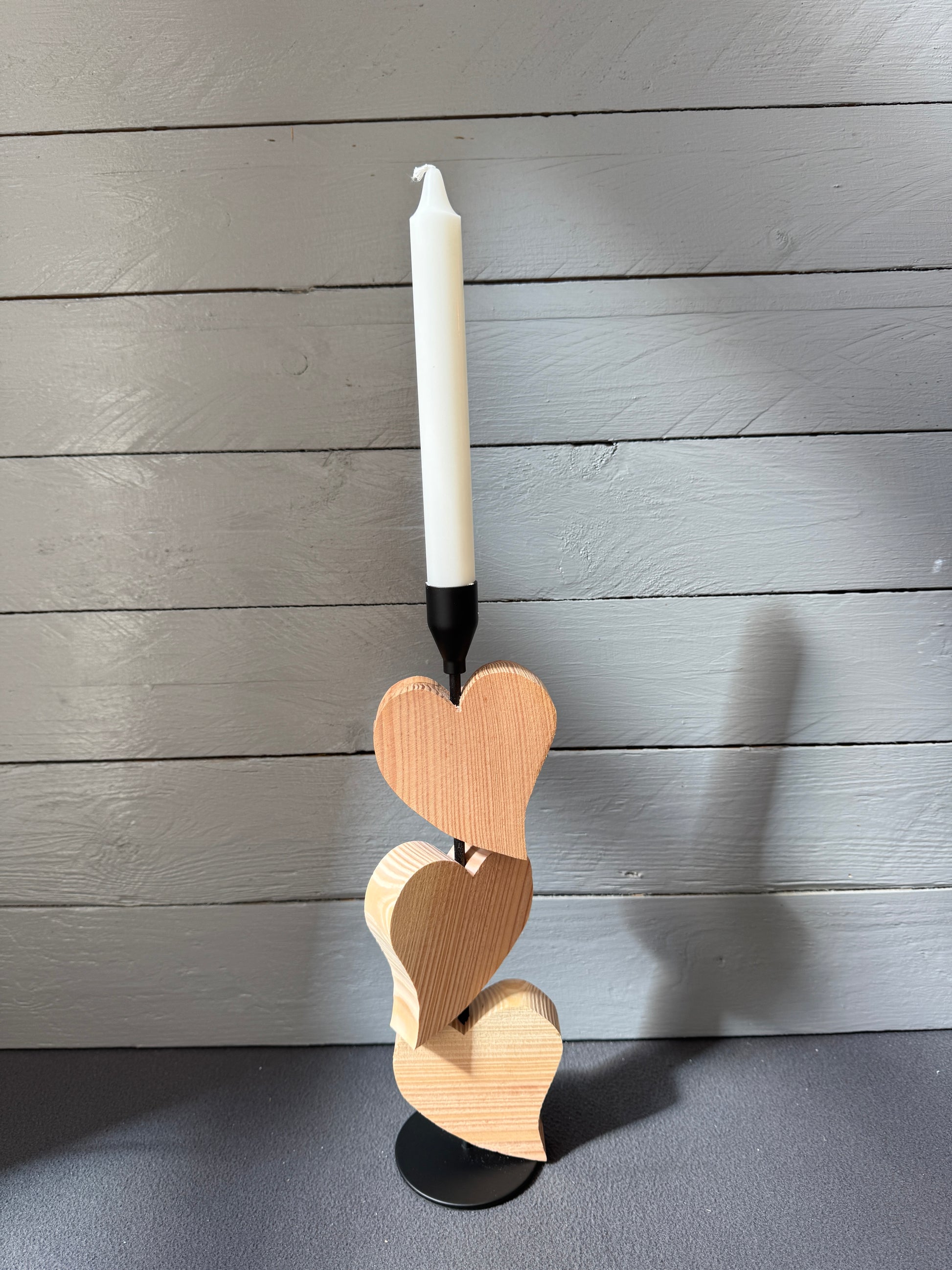 Kerzenständer mit Herzen aus Lärchenholz – Personalisierbare Hochzeitsdeko für den Hochzeitstisch