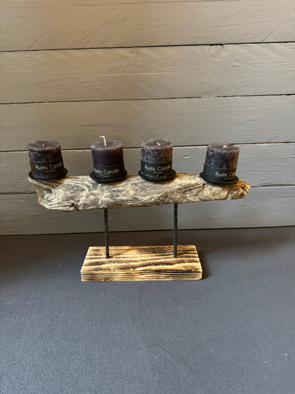 Adventsgesteck „Nordlicht“ aus Treibholz – handgefertigte maritime Weihnachtsdeko mit vier Rustic Candles in Anthrazit.