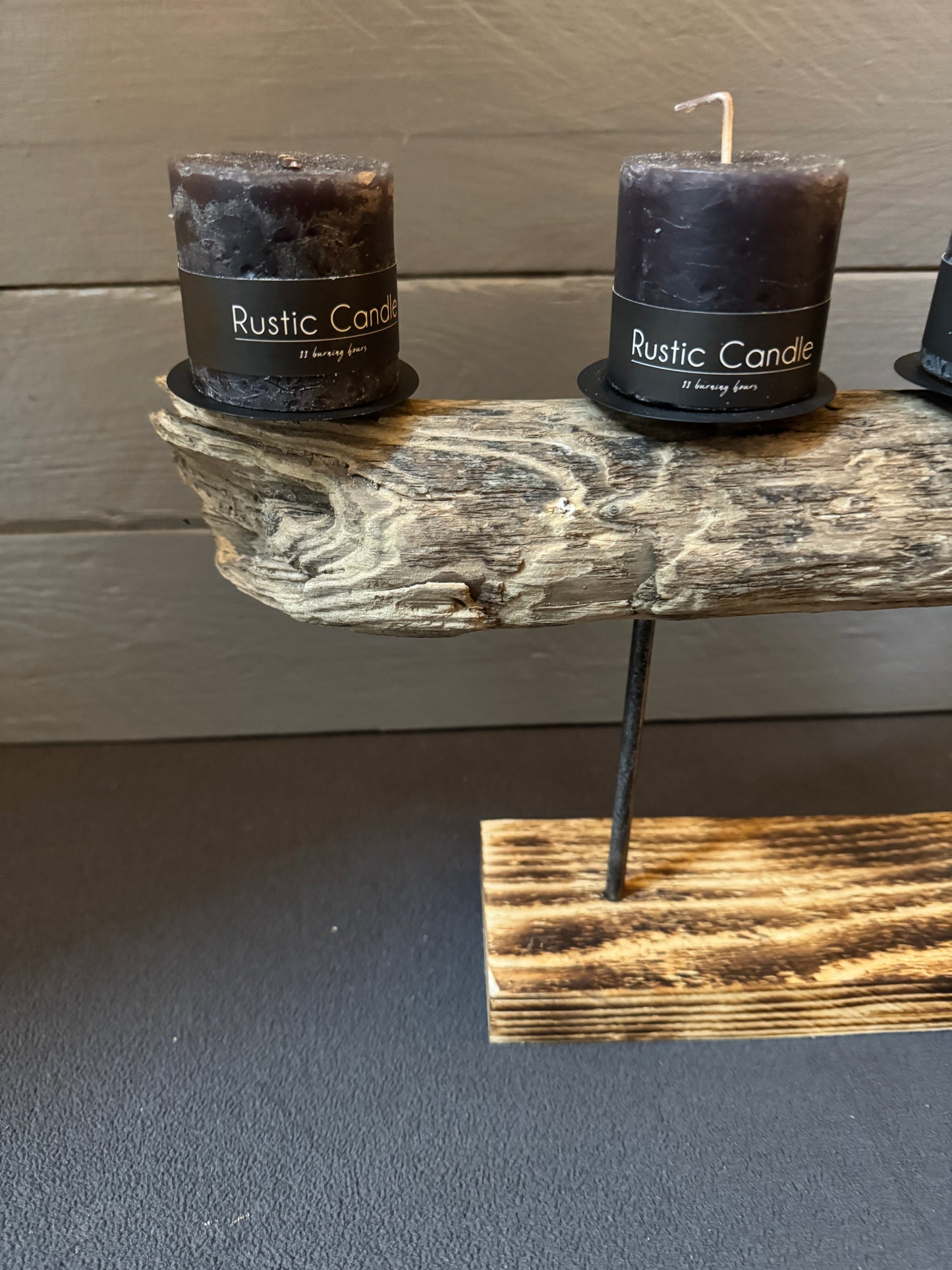 Detailaufnahme Adventsgesteck „Nordlicht“ – echtes Ostsee-Treibholz, Metallhalterung und handgemachte Kerzendeko.