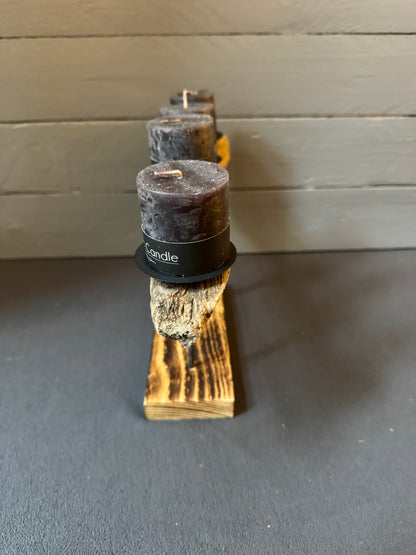 Handgemachtes Adventsgesteck aus Ostsee-Treibholz „Nordlicht“ – modernes, maritimes Design mit vier dunklen Rustic Candles auf Holzfuß.