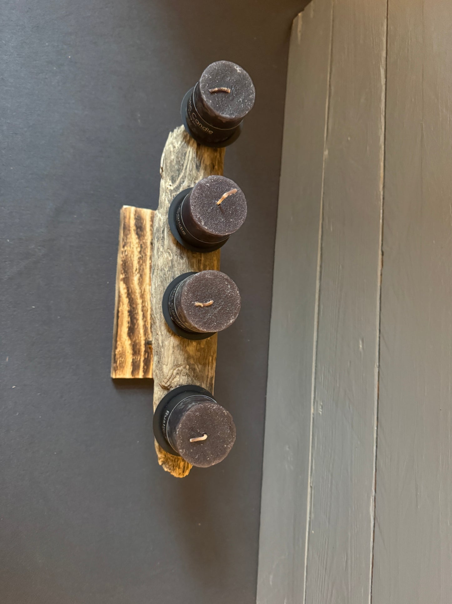 Rustikales Adventsgesteck aus echtem Treibholz – minimalistische Weihnachtsdekoration im nordischen Stil, Unikat aus Handarbeit.