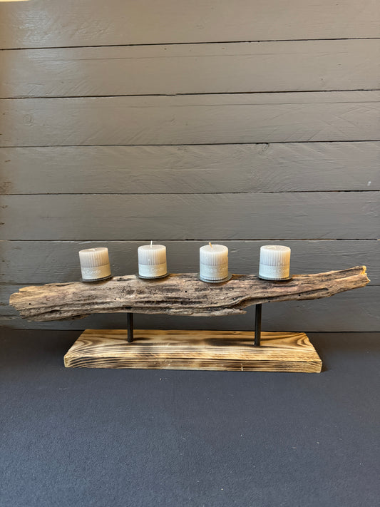 Detailaufnahme „Nordwind“ – echtes Ostsee-Treibholz auf geflammtem Holzfuß mit Metallhalterung.