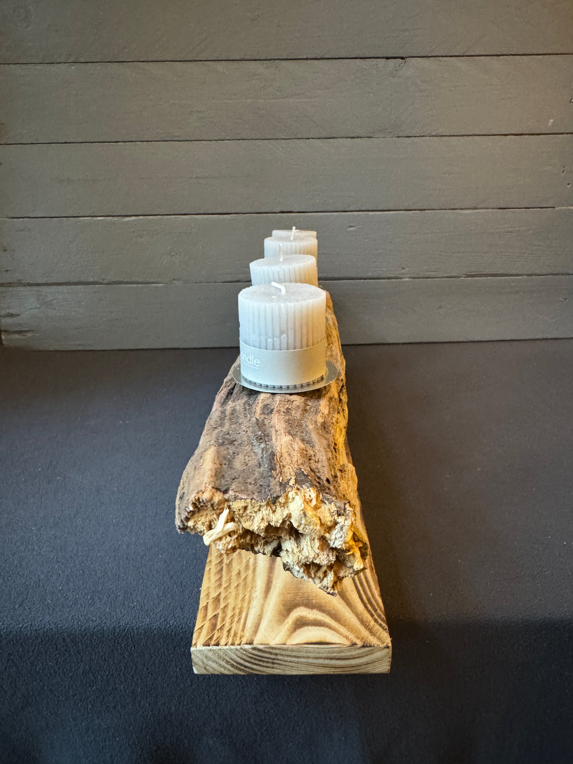 Maritimes Adventsgesteck „Nordwind“ – nachhaltiges, nordisch schlichtes Design für winterliche Gemütlichkeit.