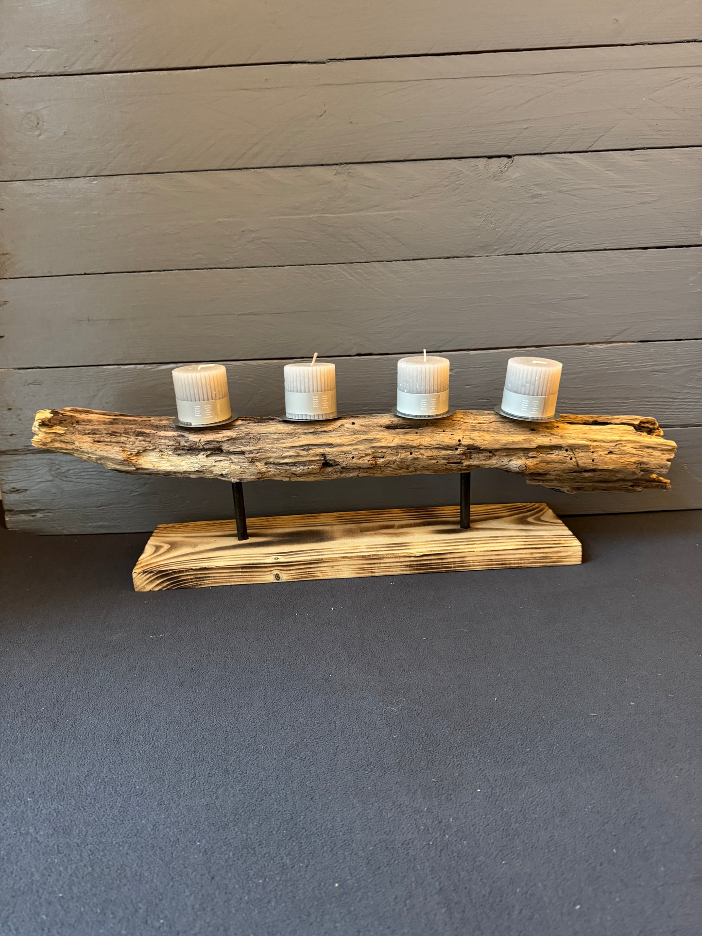 Adventsgesteck „Nordwind“ aus Treibholz – handgemachte maritime Winterdeko auf Tisch im skandinavischen Wohnstil mit Kerzenlicht.