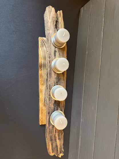 Adventsgesteck „Nordwind“ – sanft flackernde Teelichter auf Ostsee-Treibholz, handgefertigt und nachhaltig, verbreiten nordische Ruhe und Winterstimmung.