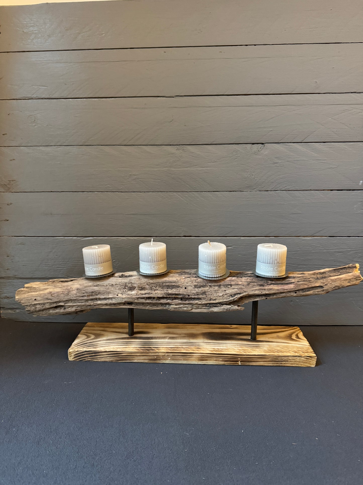 Adventsgesteck „Nordwind“ aus Treibholz – handgefertigte maritime Winterdeko mit vier Teelichtern.